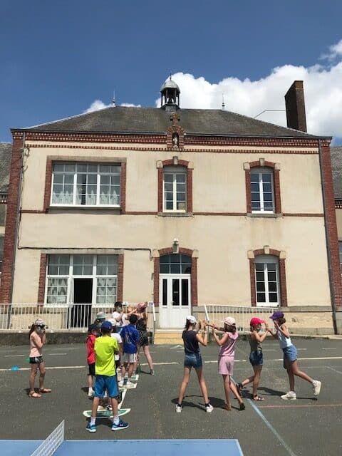 Cour d'&eacute;cole avec des enfants jouant