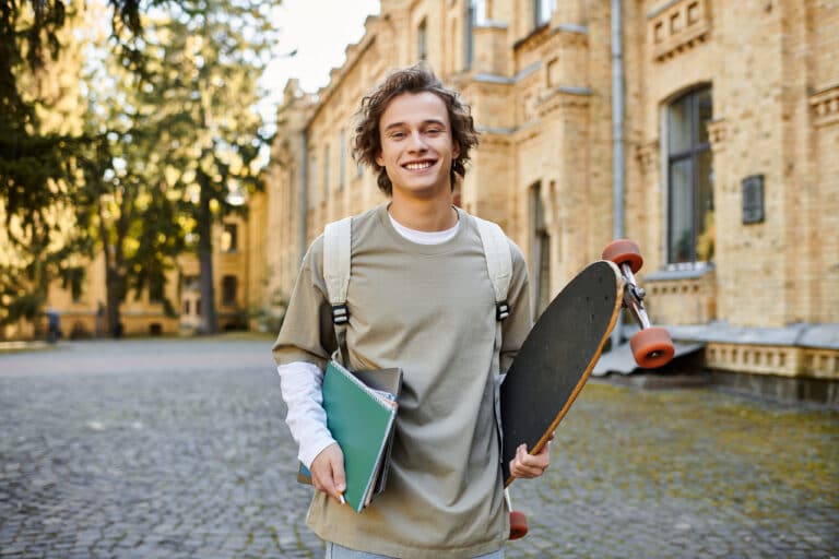 Jeune adolescent sortant du coll&egrave;ge