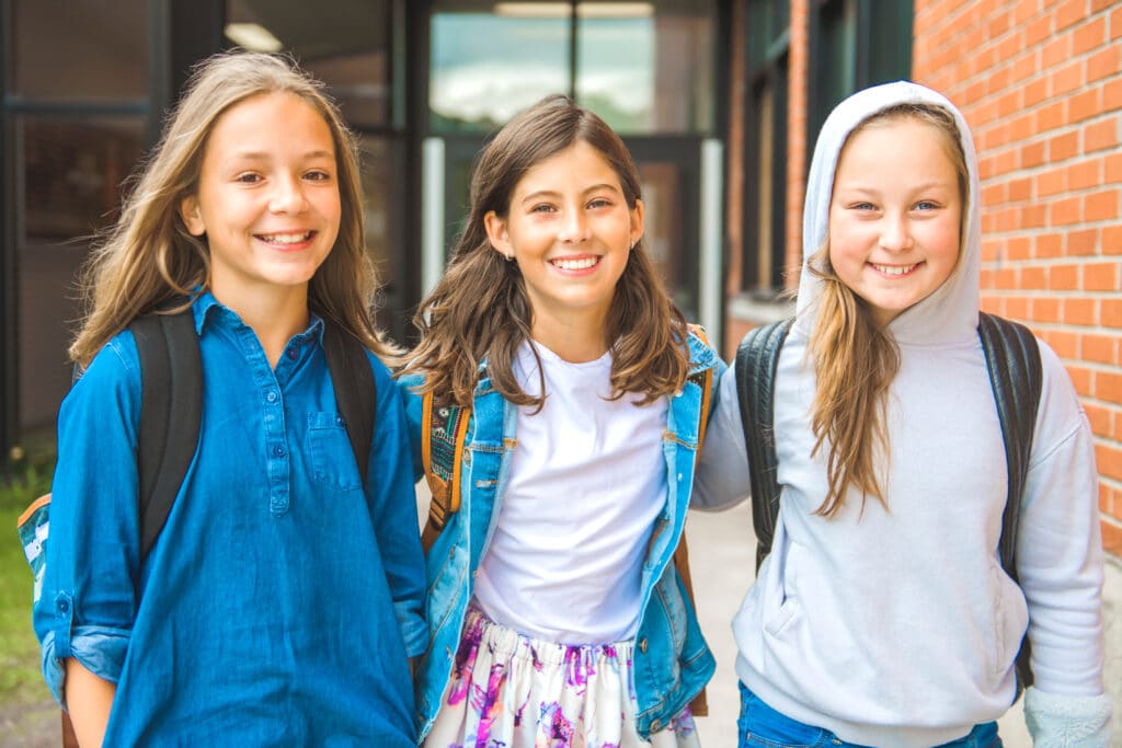 Trio de jeunes filles entrant au collège