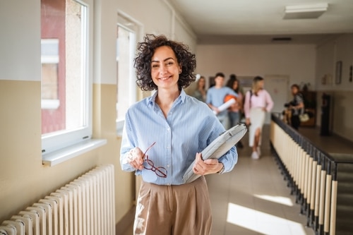 Professeur marchant dans les couloir d'une écoles de la mayenne