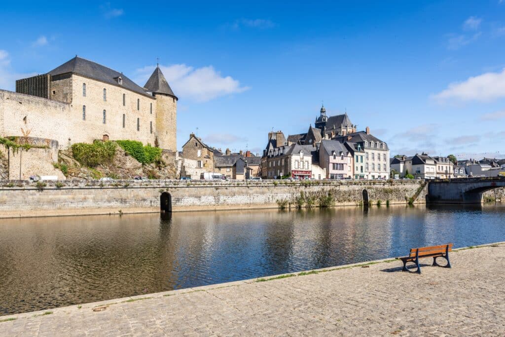 Petite ville avec du caractère en Mayenne