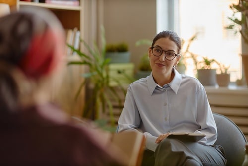 personnel psychologue écoutant une jeune fille